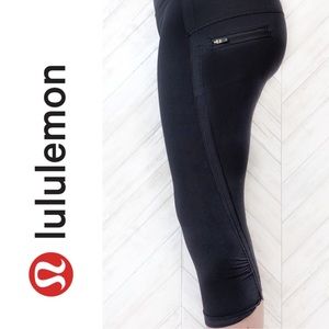 Lululemon black top speed crops.